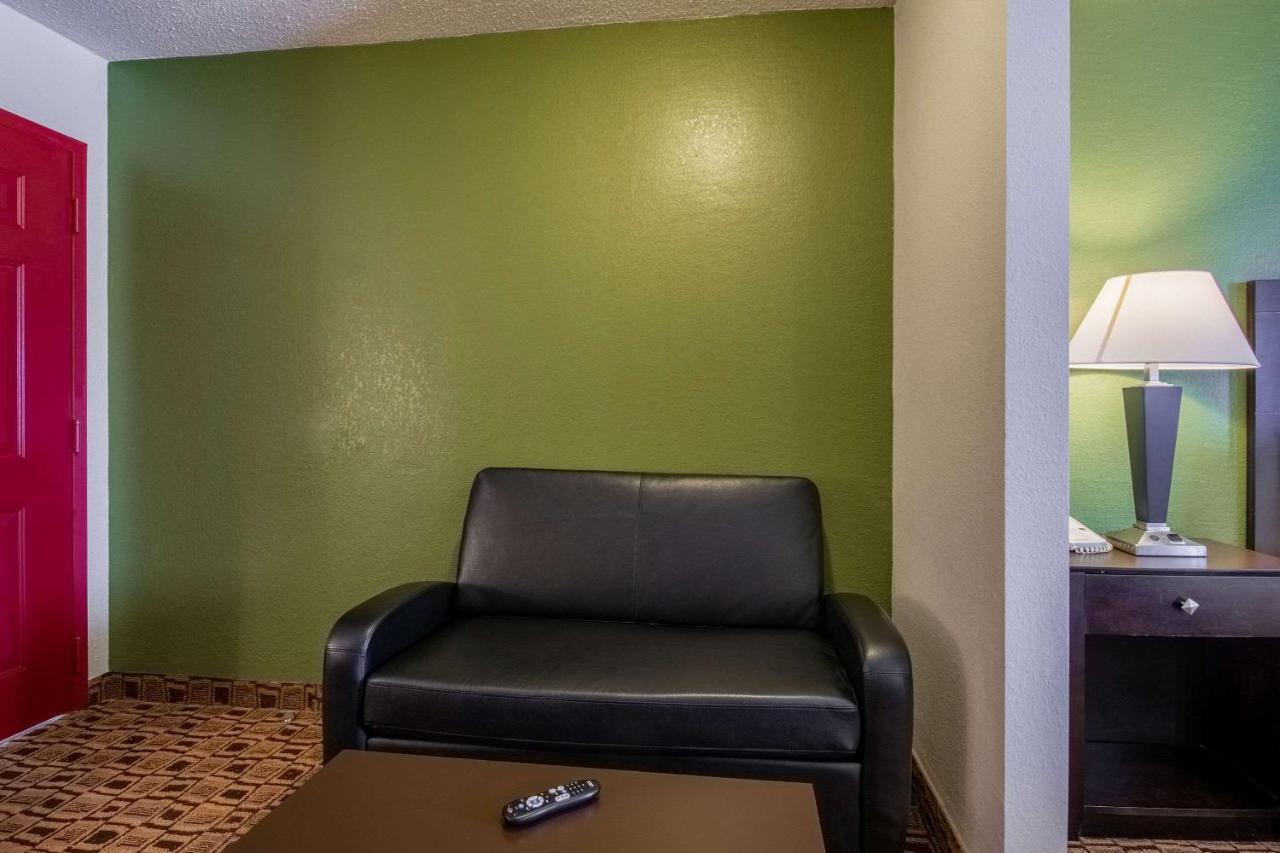 Coratel Plus Suites Wichita West Airport Екстер'єр фото