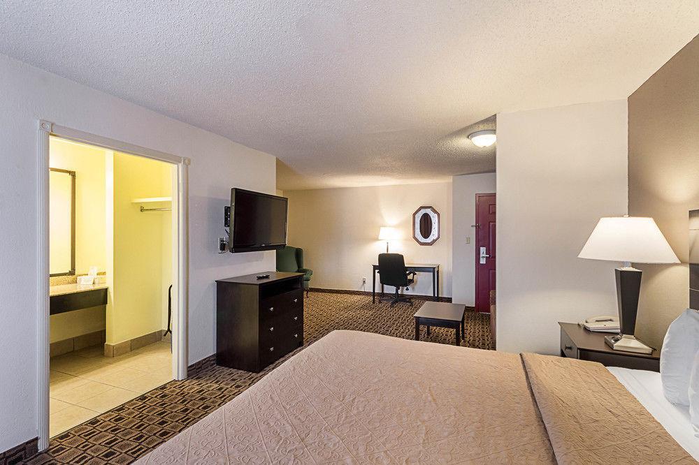 Coratel Plus Suites Wichita West Airport Екстер'єр фото